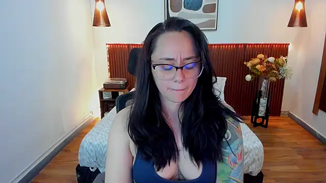 Snapshot of KatherineBond chatting on 05-07-26, 07:28 KatherineBond online show from 05-07-26, 07:28