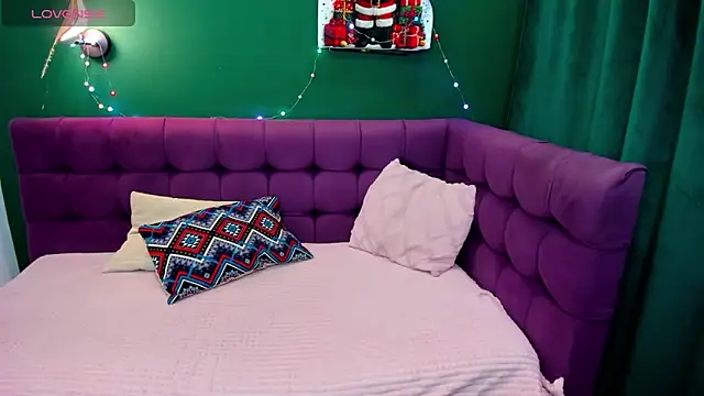 EvaMoran online show from 12-17-25, 01:43