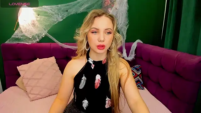 EvaMoran online show from 10-25-25, 01:38