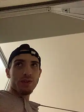 Snapshot of LaMaterialista chatting on 10-21-25, 11:04 LaMaterialista online show from 10-21-25, 11:04