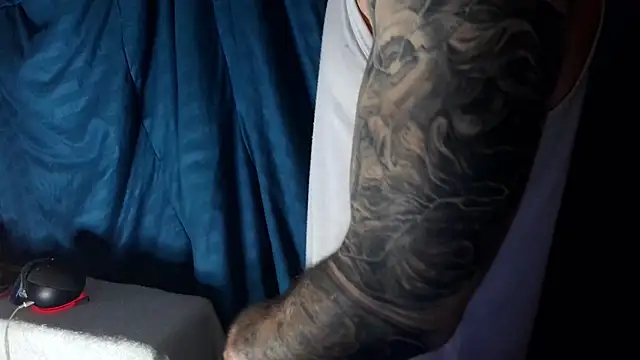 Snapshot of Kenner_fox77 chatting on 12-29-24, 07:39 Kenner fox77 online show from 12-29-24, 07:39