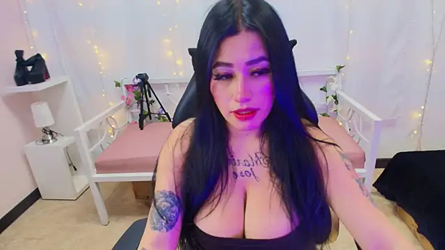 chica Hetfield online show from 02-05-25, 05:20