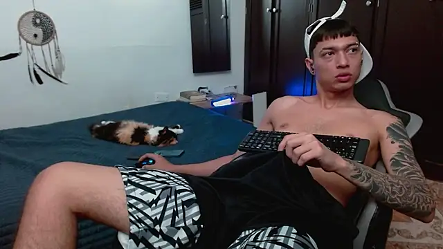 aaron blug online show from 12-14-25, 04:34