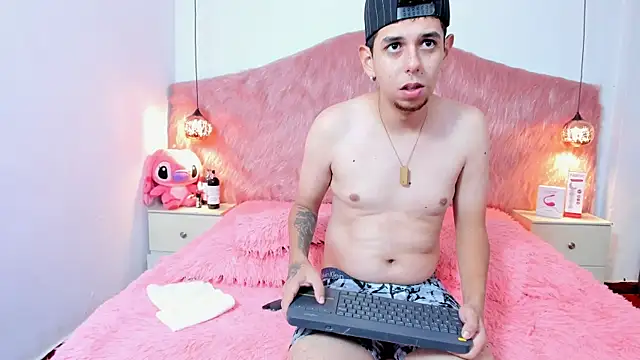 Snapshot of Derek_and_Skarlet chatting on 01-07-26, 04:45 Derek and Skarlet online show from 01-07-26, 04:45