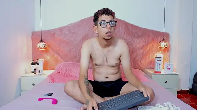 Snapshot of Derek_and_Skarlet chatting on 10-27-25, 07:04 Derek and Skarlet online show from 10-27-25, 07:04