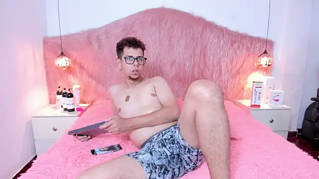 Snapshot of Derek_and_Skarlet chatting on 10-24-25, 07:02 Derek and Skarlet online show from 10-24-25, 07:02