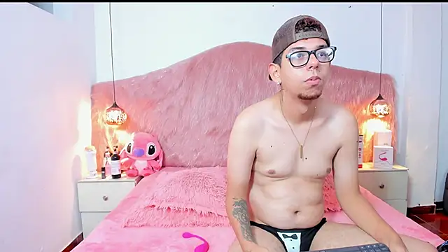 Snapshot of Derek_and_Skarlet chatting on 11-10-25, 06:57 Derek and Skarlet online show from 11-10-25, 06:57