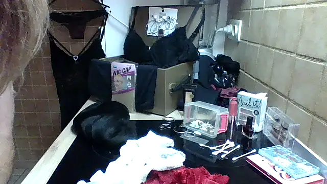 Snapshot of -DeMax chatting on 06-13-26, 04:54 -DeMax online show from 06-13-26, 04:54