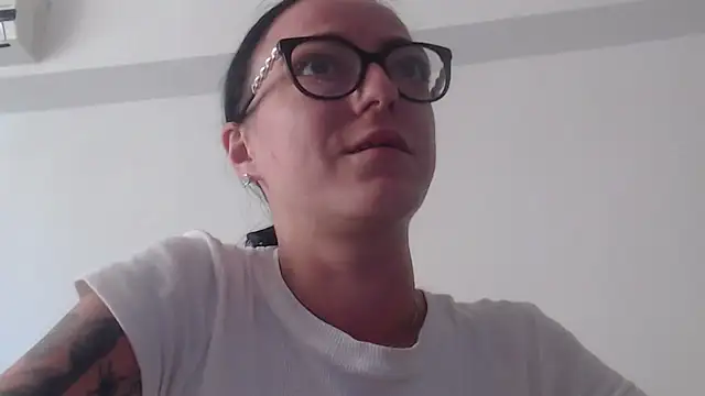 Snapshot of IzabelllNoir chatting on 05-30-26, 12:00 IzabelllNoir online show from 05-30-26, 12:00