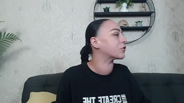 Snapshot of IzabelllNoir chatting on 11-26-25, 10:04 IzabelllNoir online show from 11-26-25, 10:04