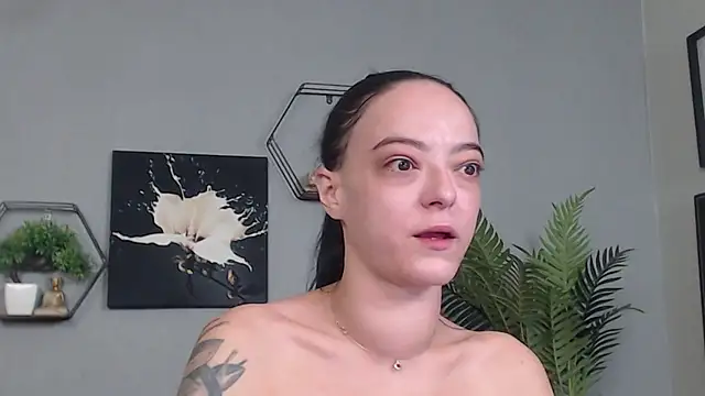 Snapshot of IzabelllNoir chatting on 02-14-26, 07:30 IzabelllNoir online show from 02-14-26, 07:30