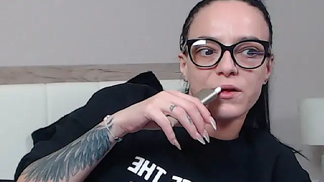 Snapshot of IzabelllNoir chatting on 03-19-25, 12:45 IzabelllNoir online show from 03-19-25, 12:45