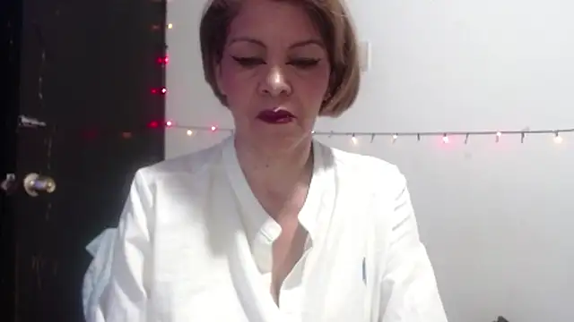 Snapshot of electra-mommy chatting on 06-10-26, 10:05 electra-mommy online show from 06-10-26, 10:05
