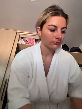 Snapshot of AtheneaRossi chatting on 04-29-26, 08:37 AtheneaRossi online show from 04-29-26, 08:37