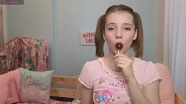 Snapshot of PrincessLittleKiki chatting on 10-11-25, 07:09 PrincessLittleKiki online show from 10-11-25, 07:09