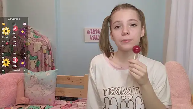 Snapshot of PrincessLittleKiki chatting on 10-10-25, 07:09 PrincessLittleKiki online show from 10-10-25, 07:09