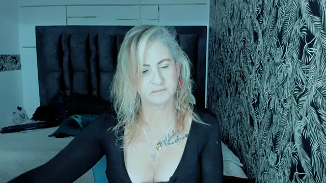 Snapshot of ScarletHoot_ chatting on 09-24-25, 12:11 ScarletHoot online show from 09-24-25, 12:11