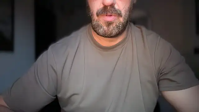 Snapshot of Mr_Beef chatting on 10-21-25, 05:01 Mr Beef online show from 10-21-25, 05:01