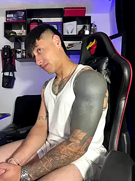 Snapshot of darmod chatting on 10-21-25, 08:58 darmod online show from 10-21-25, 08:58