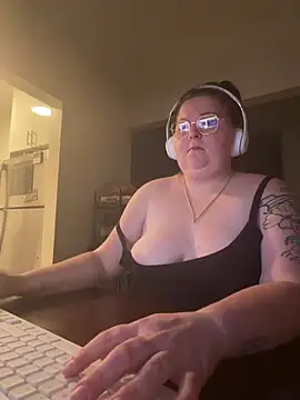 Snapshot of BBW2320 chatting on 03-10-26, 03:43 BBW2320 online show from 03-10-26, 03:43