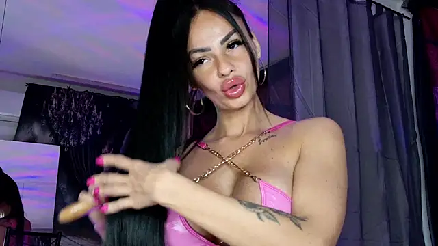 Snapshot of Elle_Vie chatting on 05-08-26, 02:26 Elle Vie online show from 05-08-26, 02:26