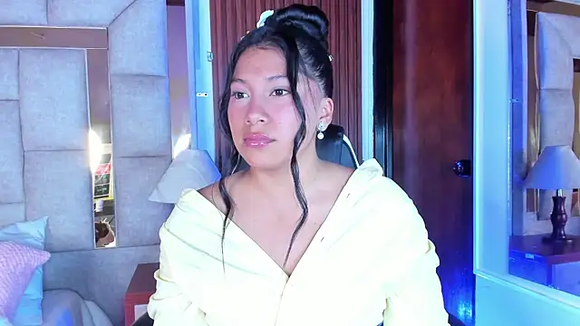 LinnaGardenia online show from 12-22-25, 01:00