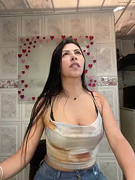 Snapshot of Alanna_atm_ chatting on 02-25-25, 03:31 Alanna atm online show from 02-25-25, 03:31
