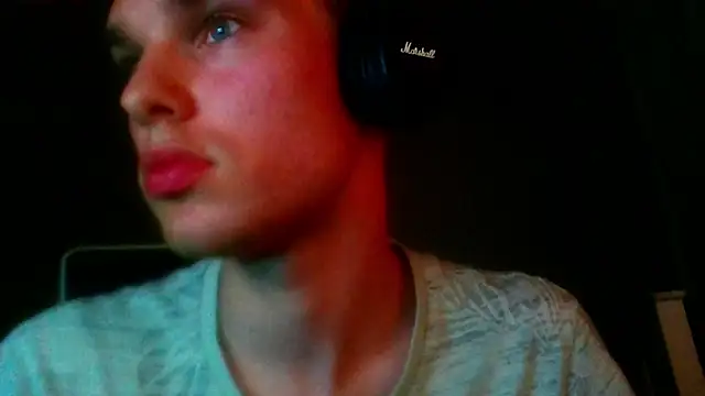 Snapshot of bluegaze6 chatting on 11-18-25, 11:02 bluegaze6 online show from 11-18-25, 11:02