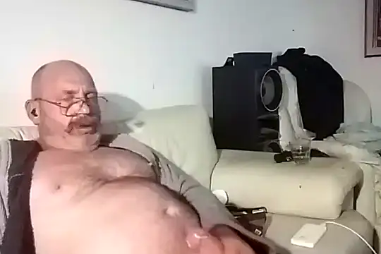 Snapshot of iambradz chatting on 03-08-25, 08:22 iambradz online show from 03-08-25, 08:22