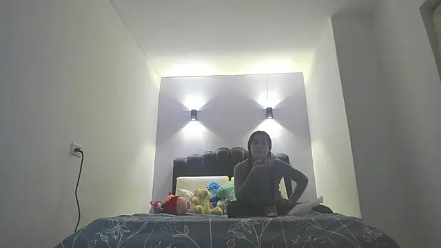 Sofia Clauss  online show from 12-18-25, 12:16