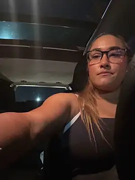 DarianaGuzz online show from 10-21-25, 01:38