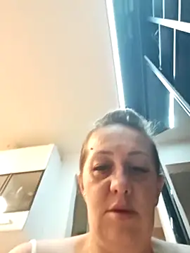 AvaLloyd online show from 04-11-26, 03:03