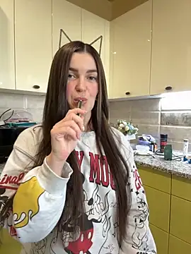 Karolina llove online show from 10-14-25, 01:12