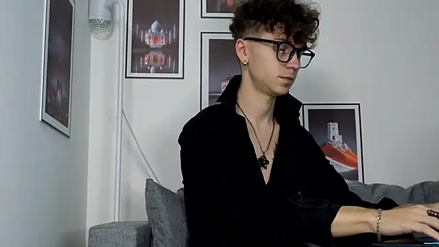 Joseph  Quinn online show from 01-09-26, 01:34