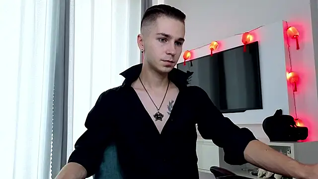 Joseph  Quinn online show from 04-11-26, 04:31