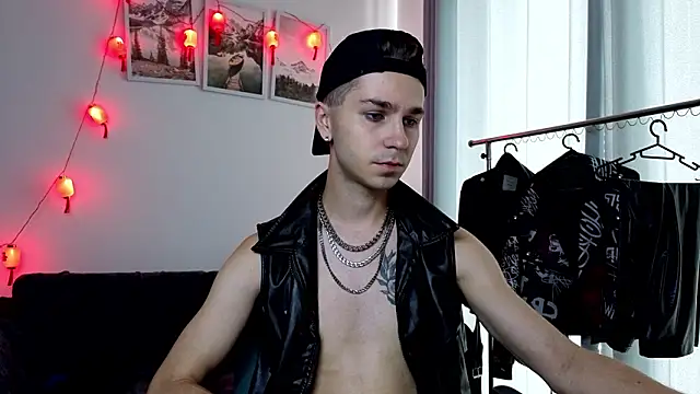 Joseph  Quinn online show from 03-11-26, 04:06