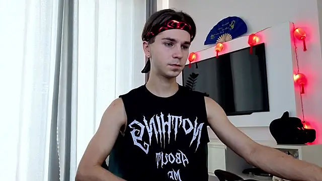 Joseph  Quinn online show from 04-10-26, 01:23