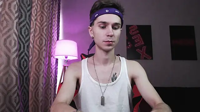 Joseph  Quinn online show from 10-25-25, 06:23