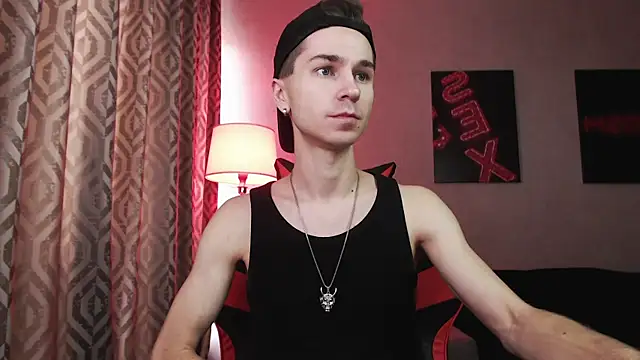 Joseph  Quinn online show from 11-03-25, 07:35