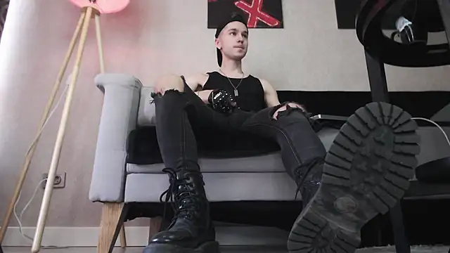 Joseph  Quinn online show from 12-02-25, 07:32