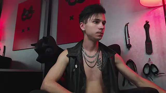 Joseph  Quinn online show from 03-02-25, 05:20