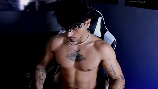 Snapshot of Thomas_Fit1 chatting on 06-08-26, 12:16 Thomas Fit1 online show from 06-08-26, 12:16