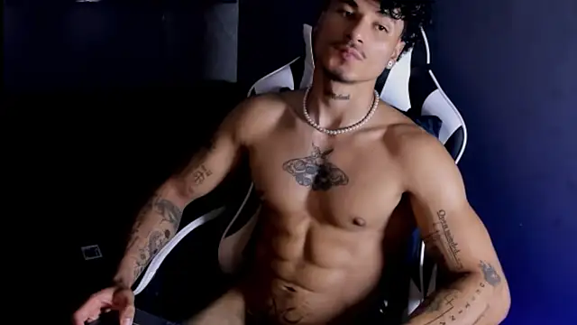 Snapshot of Thomas_Fit1 chatting on 06-08-26, 01:28 Thomas Fit1 online show from 06-08-26, 01:28
