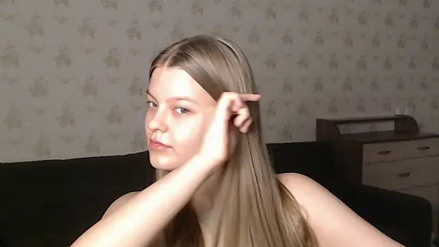 Snapshot of EmySway chatting on 03-19-25, 06:01 EmySway online show from 03-19-25, 06:01