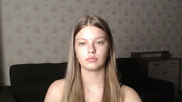 Snapshot of EmySway chatting on 12-28-24, 09:30 EmySway online show from 12-28-24, 09:30
