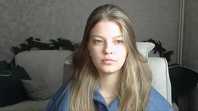 Snapshot of EmySway chatting on 01-30-25, 01:33 EmySway online show from 01-30-25, 01:33