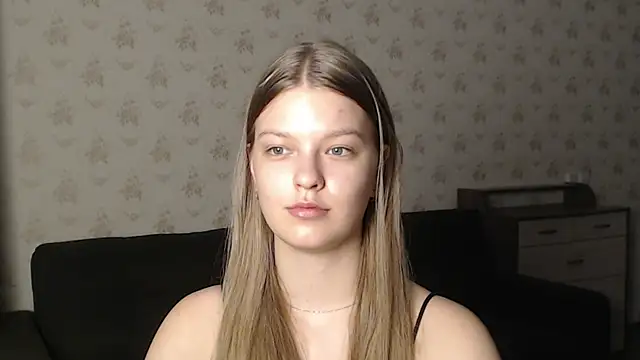 Snapshot of EmySway chatting on 12-28-24, 11:30 EmySway online show from 12-28-24, 11:30