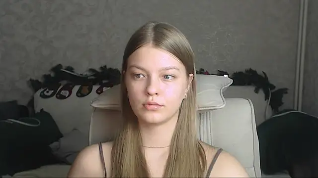 Snapshot of EmySway chatting on 01-04-25, 02:14 EmySway online show from 01-04-25, 02:14