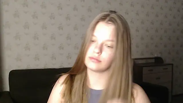 Snapshot of EmySway chatting on 01-21-25, 10:19 EmySway online show from 01-21-25, 10:19