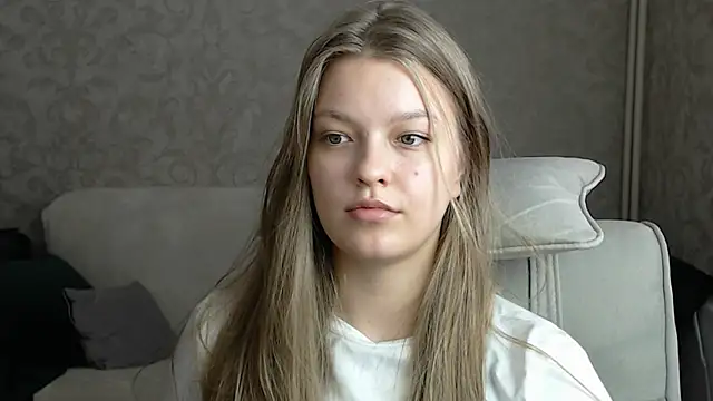 Snapshot of EmySway chatting on 02-14-25, 04:15 EmySway online show from 02-14-25, 04:15